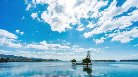 热带湖泊与蓝天和移动的云Timelaspe视频