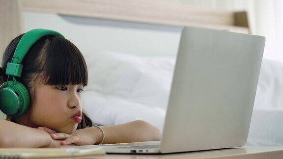 亚洲小女孩在家里学习在线课程