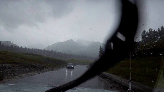 汽车在雨天行驶在山路上新疆中国