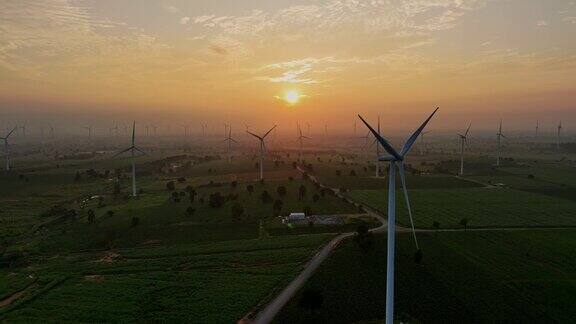 日落时风力涡轮机的航拍照片