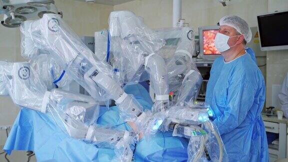 专业医生靠近医疗机器人手术室里的机器人手术涉及机器人的医疗操作创新药物