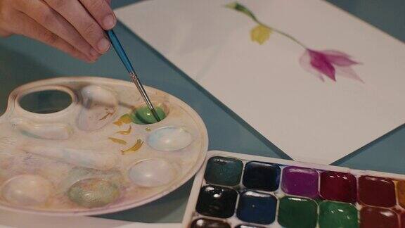 这个女孩用水彩画了一幅画