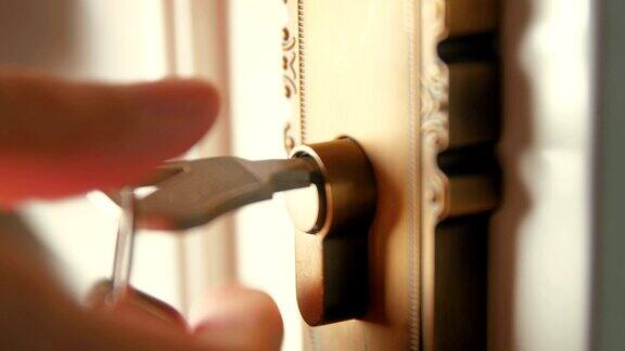 用手将钥匙插入锁孔打开门