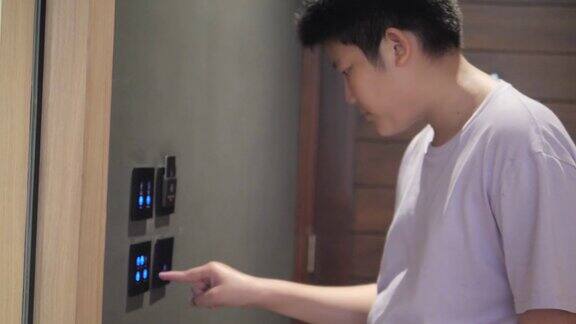 亚洲男孩在酒店房间学习如何使用电子控制器现代生活理念