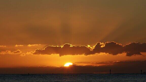 太阳在夏威夷瓦胡岛檀香山的怀基基海滩的太平洋海岸