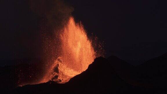 强大的火山喷发从冰岛火山口红色发光