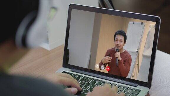 亚洲人在线学习会议与教练通过笔记本电脑