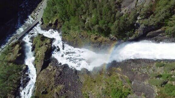 挪威的急瀑布鸟瞰图夏季时间
