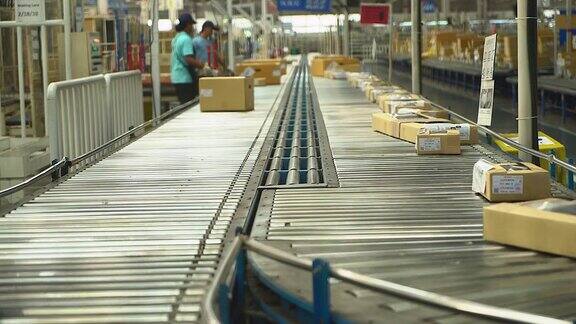 纸箱在行业中是通过传送带运输的适用于涉及网上购物或自动化的工作减少了人工劳动被机器取代