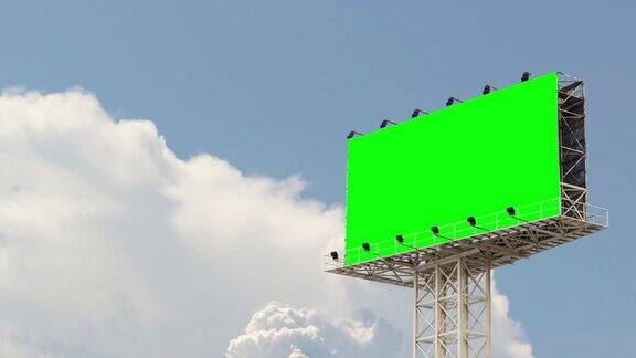 时间流逝广告牌绿色屏幕用于广告与美丽的晴空和移动的云