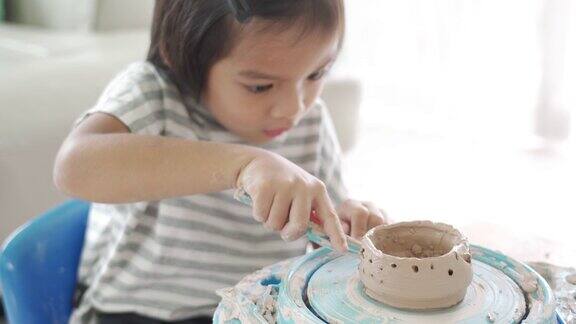 4KRT亚洲小男孩玩粘土雕塑家工具包在家