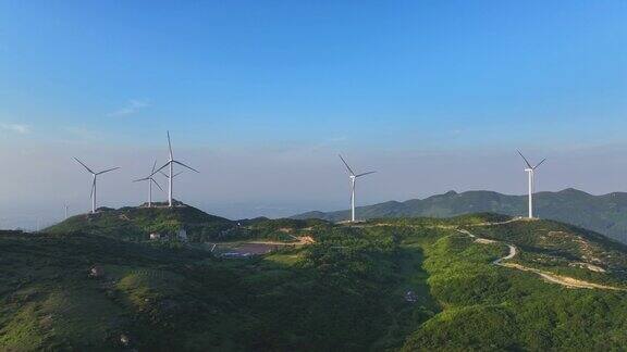 山上风力发电的航拍照片