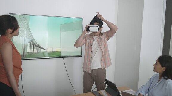 员工与VR眼镜一起工作