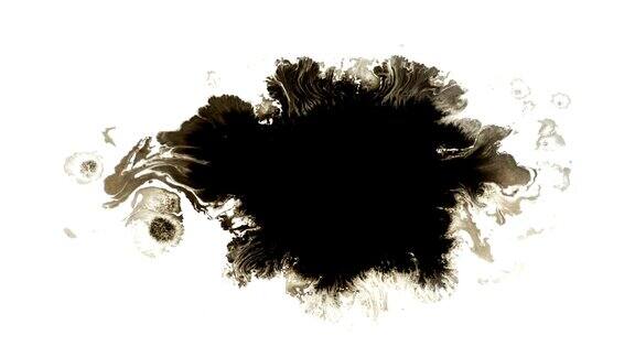 一滴黑色水彩画在4k白色液体的表面上