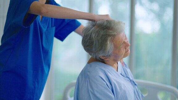 医院护士正在给老年妇女按摩