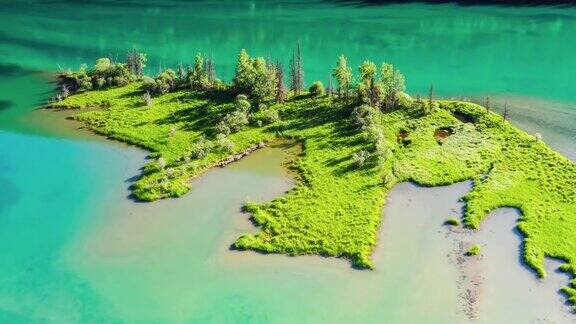 河面上漂浮着几个小岛像一条玉带
