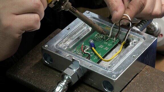 技术员制造电子部分电路板烙铁