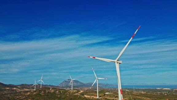风电场或风力公园的鸟瞰图有高风力涡轮机发电与复制空间绿色能源概念