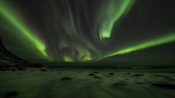 北极光-北极海滩上空的北极光