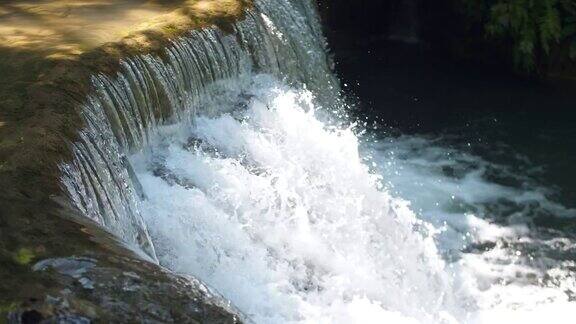 泰国怀美卡明瀑布的自然与溪流