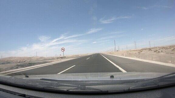 驾驶汽车在戈壁沙漠高速公路POV前挡风玻璃