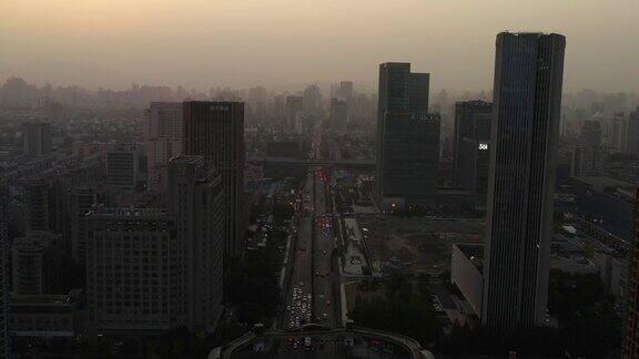 黄昏时分杭州市中心交通街道航拍4k中国全景图