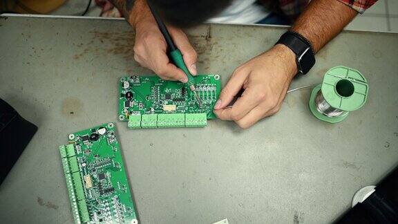 在专业车间工作的电子工程师负责锡焊零件