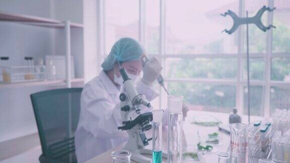 亚洲科学家在实验室的化学试管解决方案产品开发和化学天然有机护肤品和化妆品概念