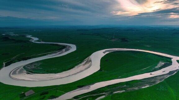 黄河蜿蜒流过若尔盖草原