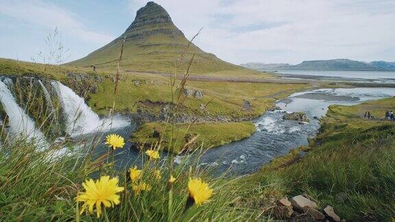 kirkjufelsfoss和Kirkjufell在前景中冰岛