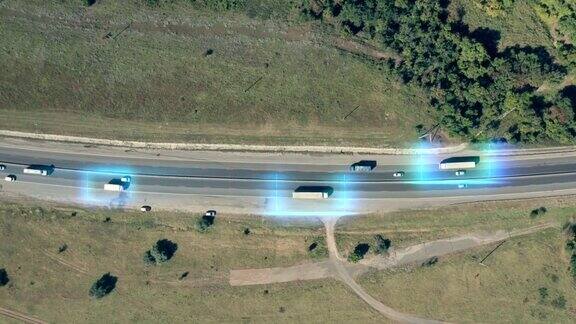 自动驾驶卡车和货运物流运输采用GPS和人工智能控制跟踪系统的商用车辆在高速公路上的鸟瞰图