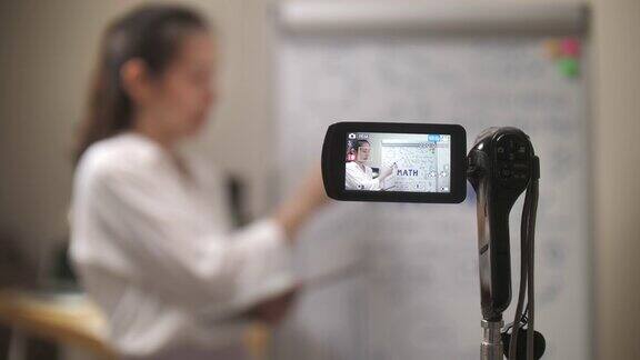 亚洲女教师在家里用她的相机在线教学