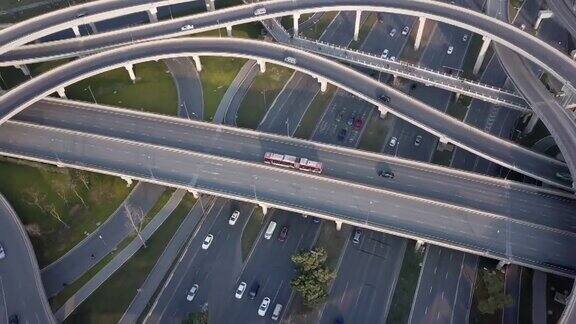 晴天中国大城市成都高架路和交通枢纽的上下角无人机视图现代建筑设计的交通方式避免了交通堵塞车辆很多
