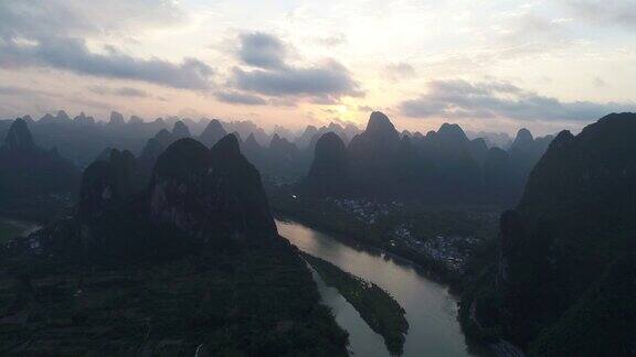 阳朔喀斯特山脉的日落景观广西中国