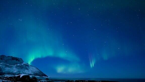 挪威北部Senja岛上空的北极光时间流逝
