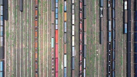货运列车和火车站的鸟瞰图