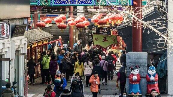 中国北京王府井小吃街上的顾客