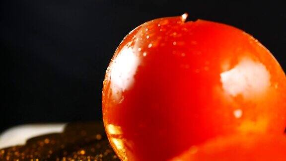 黑色背景的有机红番茄