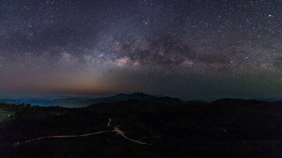 山区夜晚的天空