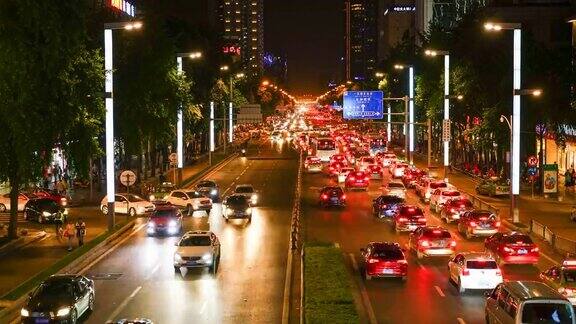 中国成都夜晚繁忙的街景
