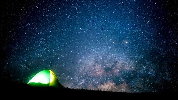 在银河般的时间流逝下发光的帐篷