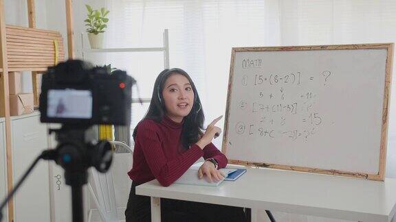 美丽的亚洲女性在线教数学微笑的亚洲女性教师讲录音视频日志或数学课程在线家庭教育