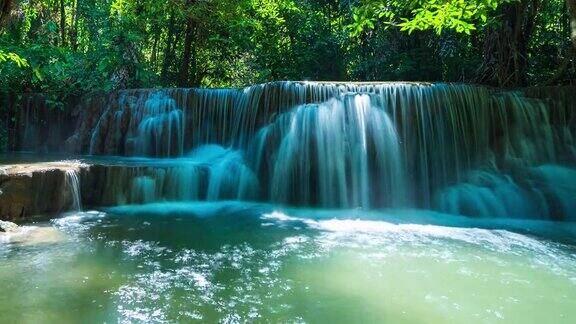 美丽的瀑布HuayMaekamin瀑布泰国时间流逝的视频