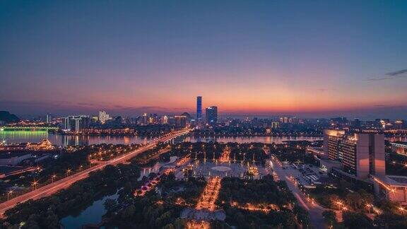 中国广西柳州城市广场和汽车灯光轨迹的4K延时镜头
