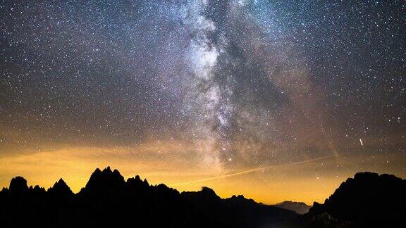 意大利白云岩山上银河的延时摄影