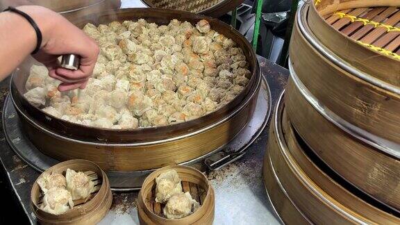 传统的饺子命名为点心用成堆的竹制蒸笼