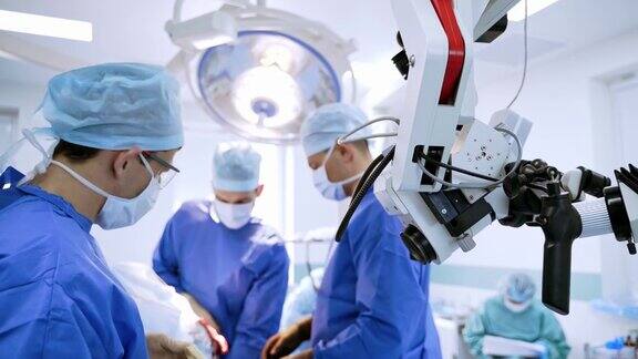 现代外科手术系统团队外科医生在手术室工作