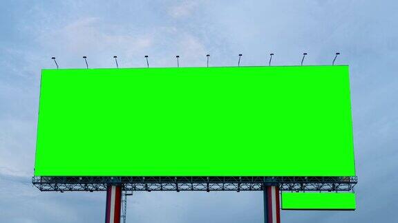 时光流逝:蓝天上的绿屏广告牌