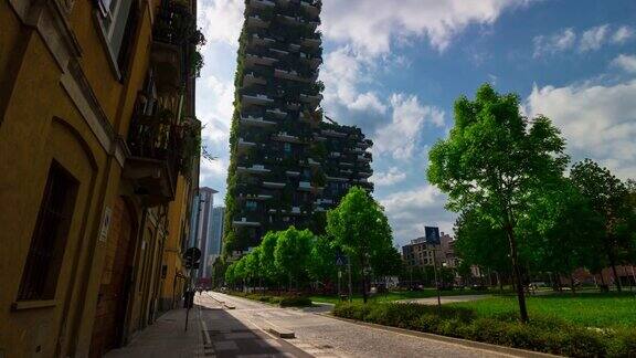 意大利阳光明媚的一天米兰城著名的现代建筑后院全景4k时间推移