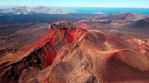 飞越加纳利群岛兰萨罗特提曼法亚国家公园附近的火山